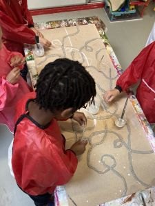 Les enfants collent des colombins d'argile