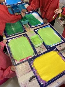 Peindre des papier aux couleurs du cercle chromatique