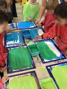 Atelier peinture à l'école maternelle