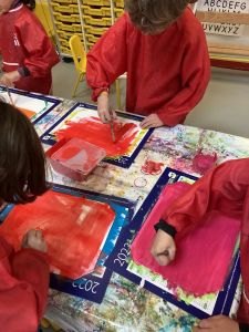 Les enfants fabriquent des feuilles de couleur