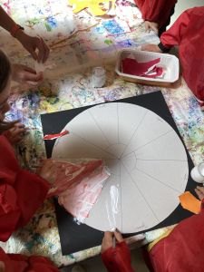 Collage des bandes de papier sur le cercle