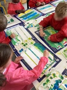 Les enfants de PS et MS découvrent les mélanges de couleur