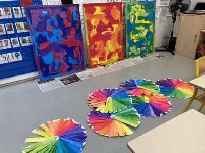 Présentation de la première étape de la réalisation des grands tableaux abstraits