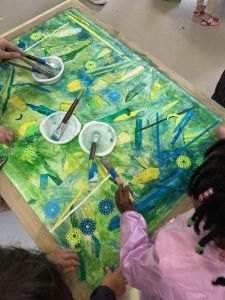 Mélanger le collage et la découverte des couleurs