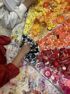 Les enafnts fabriquent un tableau avec des petits objets