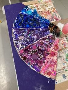Collecter et classer des petits objets de couleur