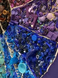Les objets de couleur bleu outremer
