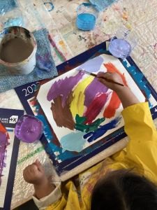 Enfant de maternelle en train de peindre