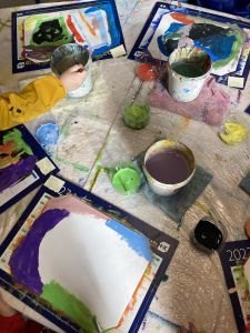 Séance d'arts plastiques en maternelle