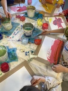 Création de peintures collages pour une fresque