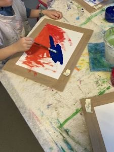 Peindre un tableau à l'école