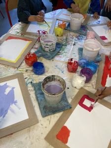 Séance d'arts plastiques en maternelle