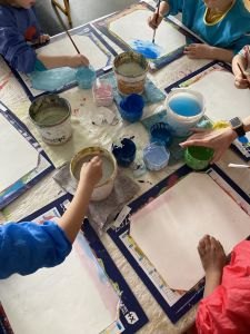 Peinture par les enfants des fonds colorés