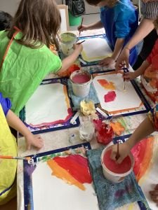 Les enfants peignent une feuille blanche
