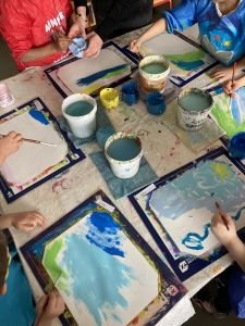 Séance d'arts visuels en classe de maternelle