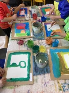 Séance de peinture en classe de maternelle