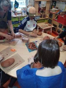 Artiste travaillant avec les enfants hospitalisés
