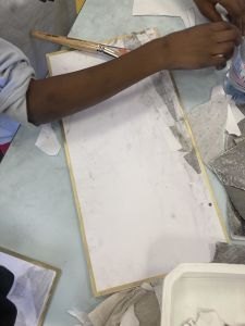 Collage de papiers grisés à la mine graphite