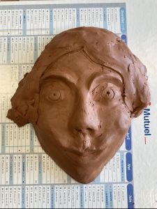 Modelage de visages avec les enfants