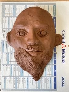 Modelage d'un visage en argile