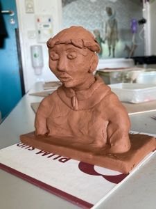 Petit personnage modelé par un enfant