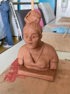 Modelage d'un personnage en argile autodurcissante