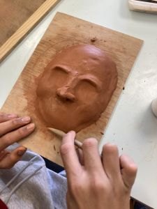 Coomencer par positionner les yeux puis le nez