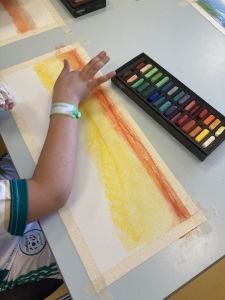 Etaler le pastel avec les doigts
