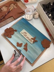 Tableau modelé en argile autodurcissante