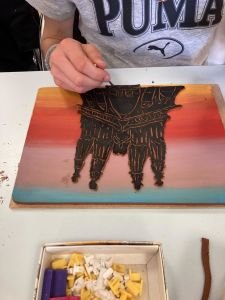 Gravure dans l'argile fraiche