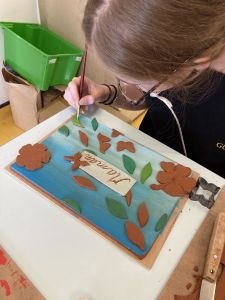 Activité modelage avec les enfants à l'hôpital