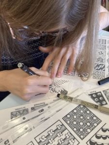 Inventer des motifs décoratifs autour d'un tampon