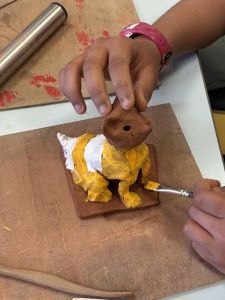 Les enfants peignent leur modelage