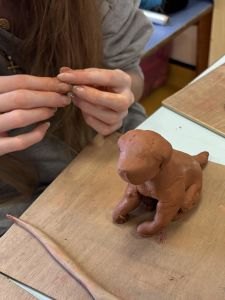 Modelage d'un petit chien en argile