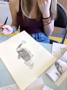 Dessin d'une créature hybride à la plume et à l'encre de Chine