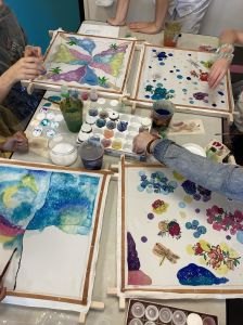Atelier de peinture sur soie à l'hôpital Femme Mère Enfant