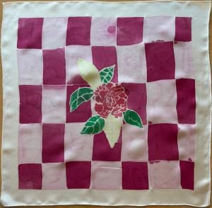 Le foulard en soie peint par Kamelia, 17 ans