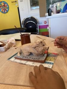 Graver les détails sur la peinture