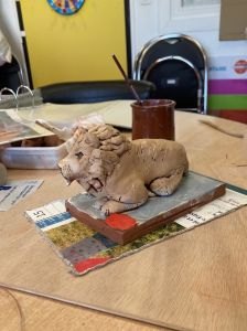 Modelage d'un lion réalisé par un enfant