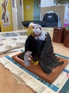 Modelage d'un aigle en argile