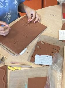 Atelier modelage avec les enfants hospitalisés