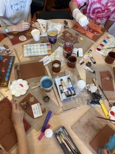 Artiste travaillant auprès des enfants hospitalisés