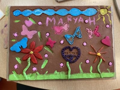 Le bas-relief en argile de Maryah, 9 ans