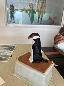 Figurine de pingouin réalisée par une jeune fille à l'hôpital