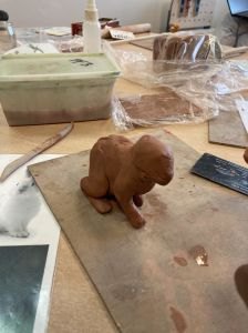 Modelage d'un lapin par les enfants