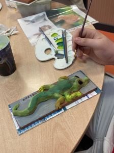 Modelage d'un petit lézard vert