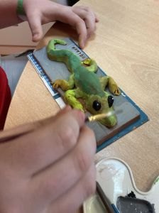 Artiste plasticienne qui travaille avec les enfants hospitalisés