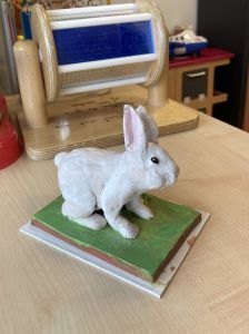 Figurine de petit lapin blanc modelée par une jeune fille hospitalisée