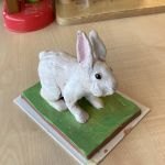 Petit lapin en argile peinte