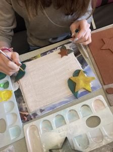 Peinture à la gouache directement sur l'argile fraiche